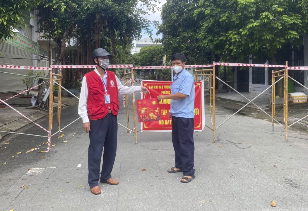 Trao tặng bánh Trung thu cho tuyến đầu chống dịch, thiếu nhi khó khăn