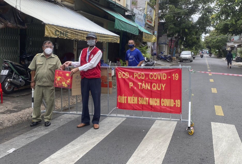 Trao tặng bánh Trung thu cho tuyến đầu chống dịch, thiếu nhi khó khăn