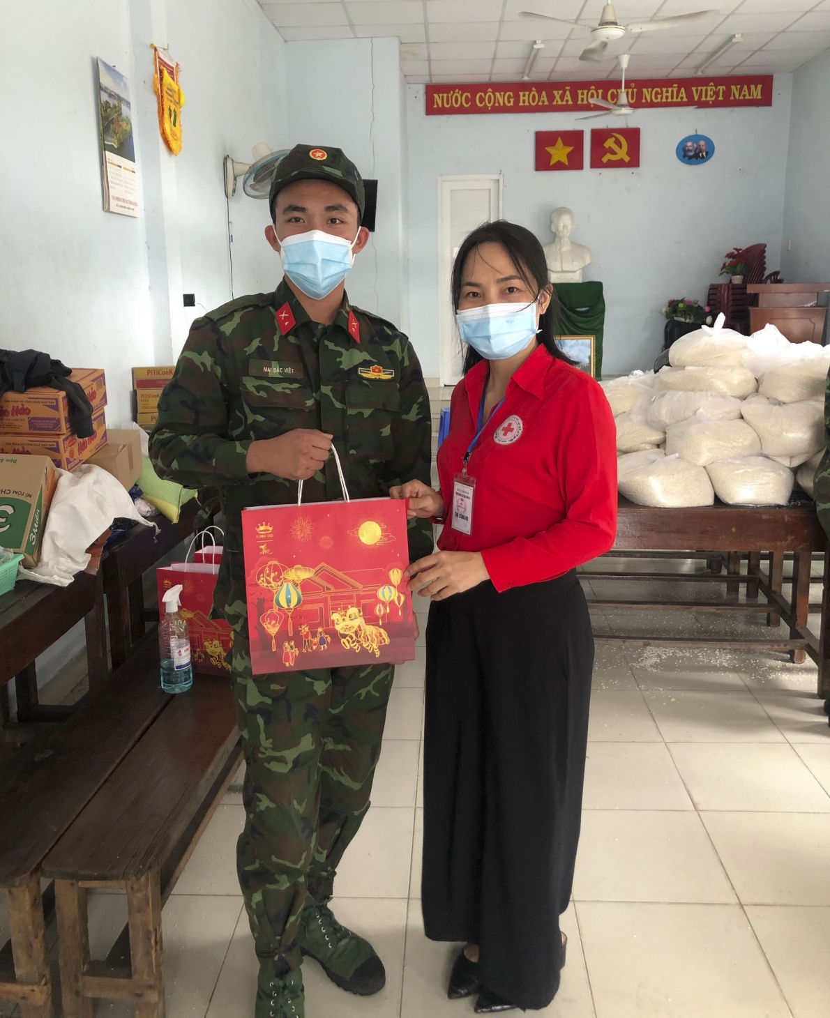 Trao tặng bánh Trung thu cho tuyến đầu chống dịch, thiếu nhi khó khăn