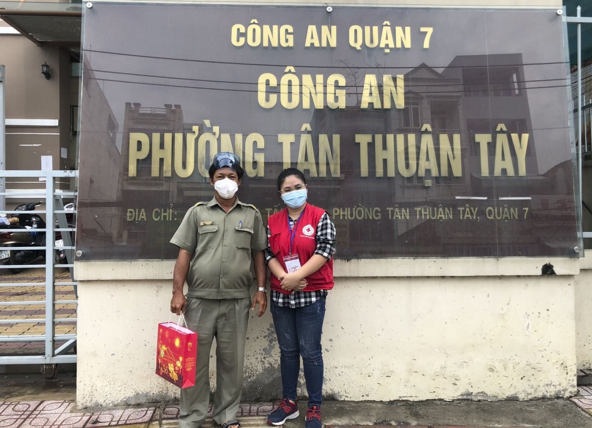 Trao tặng bánh Trung thu cho tuyến đầu chống dịch, thiếu nhi khó khăn