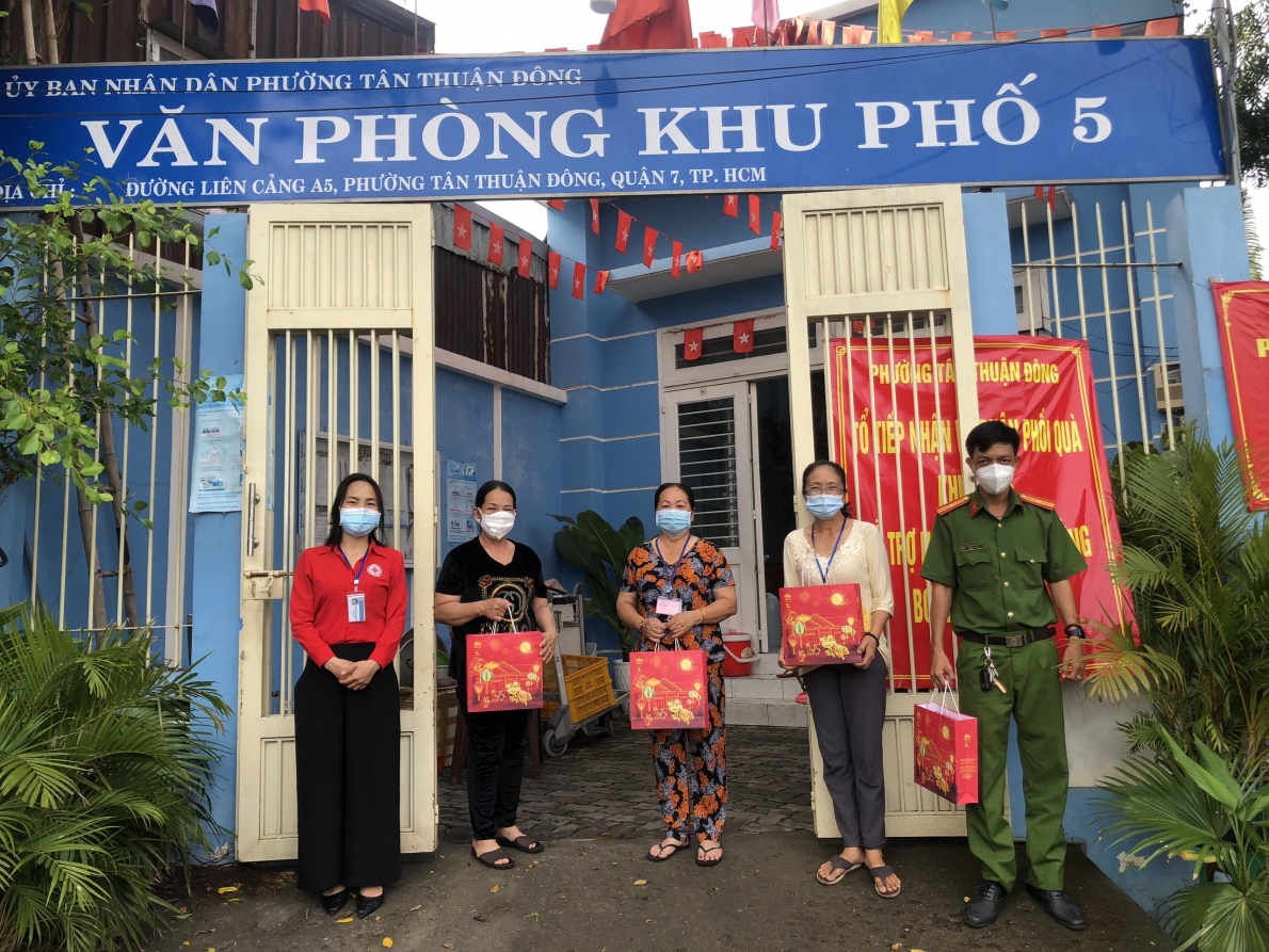 Trao tặng bánh Trung thu cho tuyến đầu chống dịch, thiếu nhi khó khăn