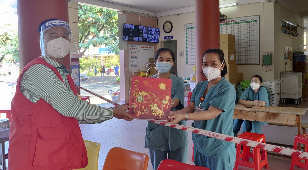 Trao tặng bánh Trung thu cho tuyến đầu chống dịch, thiếu nhi khó khăn