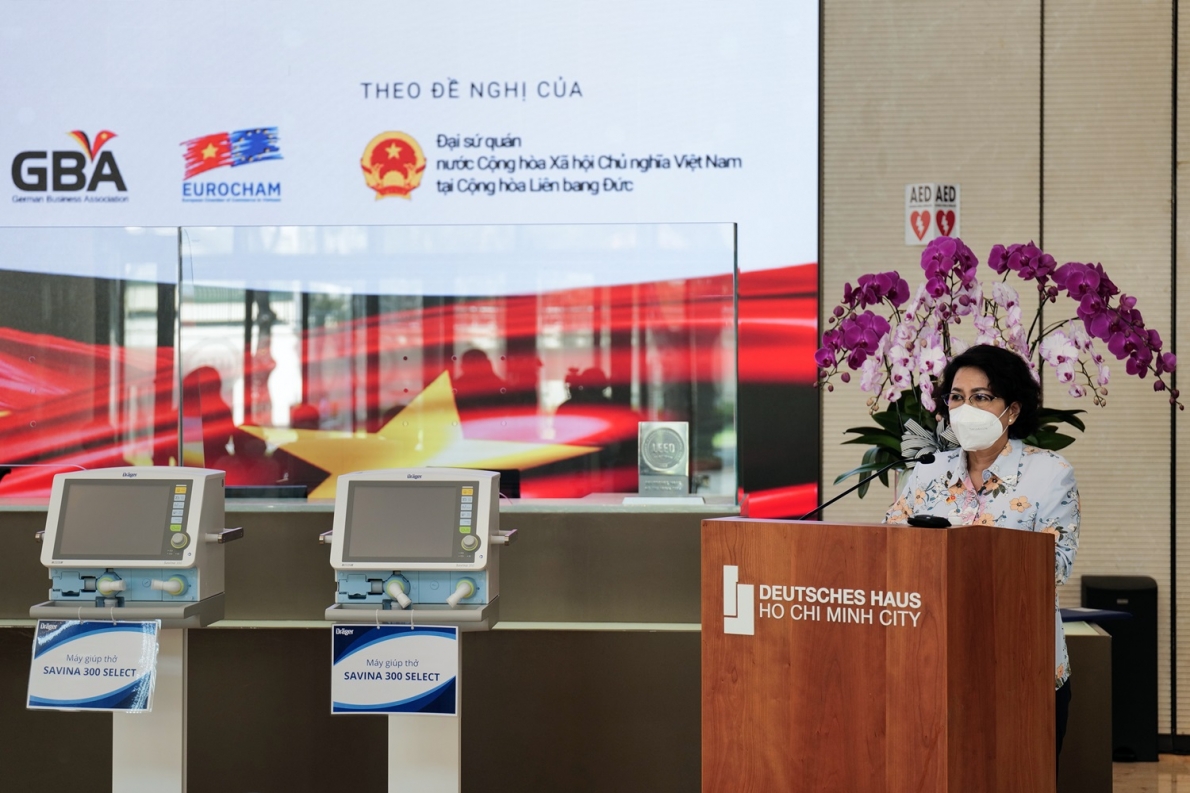 TP Hồ Chí Minh tiếp nhận trang thiết bị y tế trị giá 350.000 USD