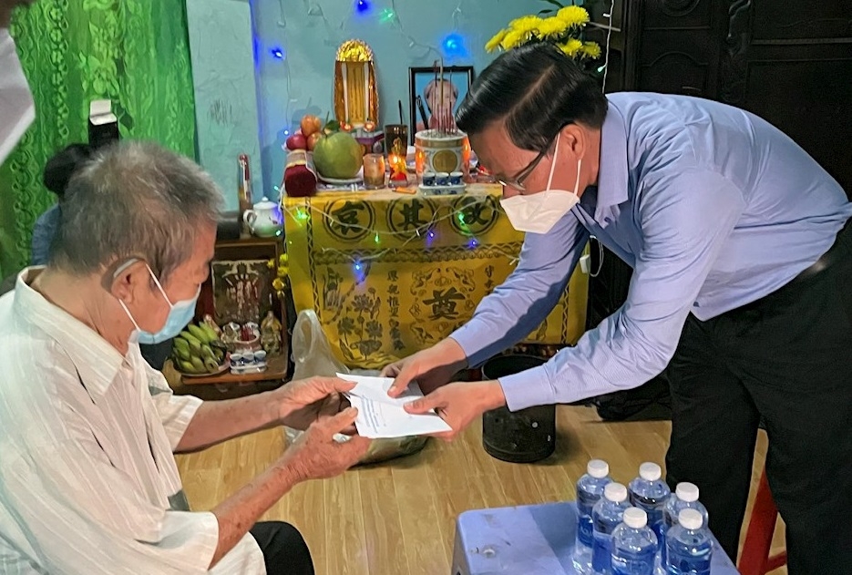 TP Hồ Chí Minh: Thăm hỏi tặng quà cho gần 500 NCT có hoàn cảnh khó khăn