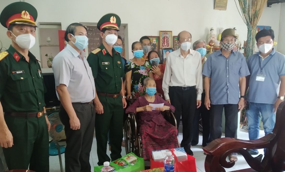 TP Hồ Chí Minh: Thăm hỏi tặng quà cho gần 500 NCT có hoàn cảnh khó khăn