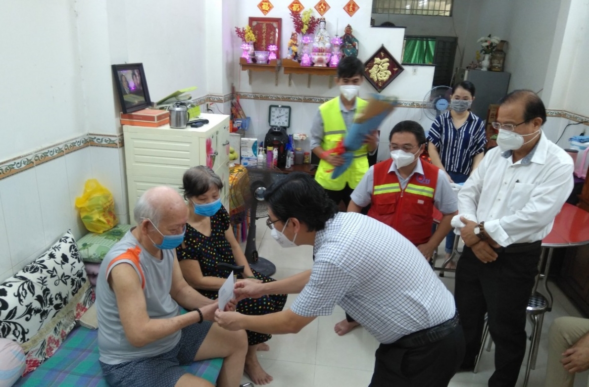 TP Hồ Chí Minh: Thăm hỏi tặng quà cho gần 500 NCT có hoàn cảnh khó khăn