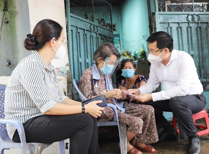 TP Hồ Chí Minh: Thăm hỏi tặng quà cho gần 500 NCT có hoàn cảnh khó khăn