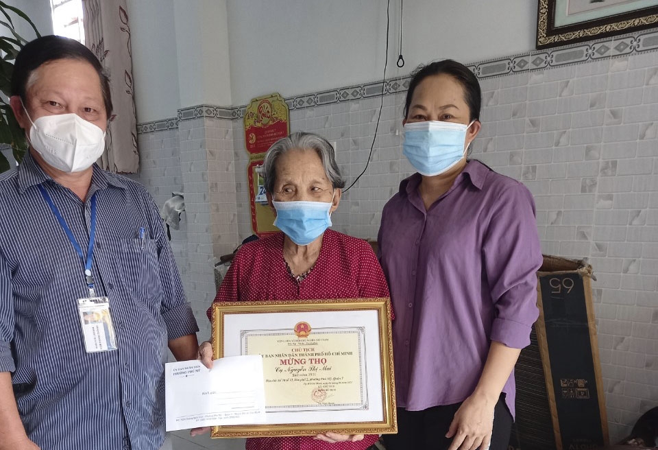 Quận 7, TP Hồ Chí Minh: Thăm mừng thọ các cụ nhân ngày Quốc tế Người cao tuổi