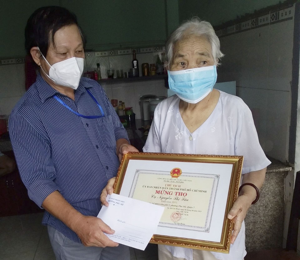 Quận 7, TP Hồ Chí Minh: Thăm mừng thọ các cụ nhân ngày Quốc tế Người cao tuổi