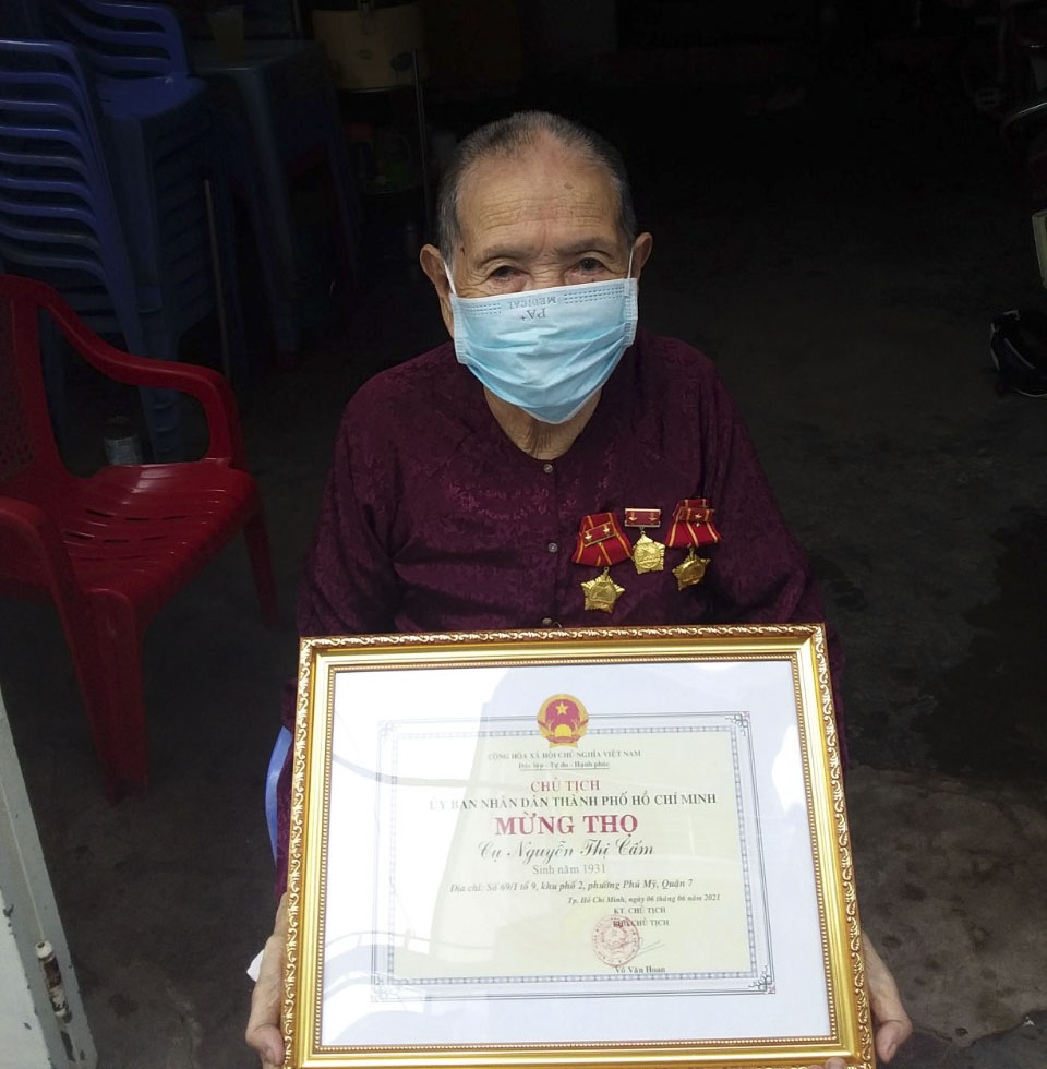 Quận 7, TP Hồ Chí Minh: Thăm mừng thọ các cụ nhân ngày Quốc tế Người cao tuổi