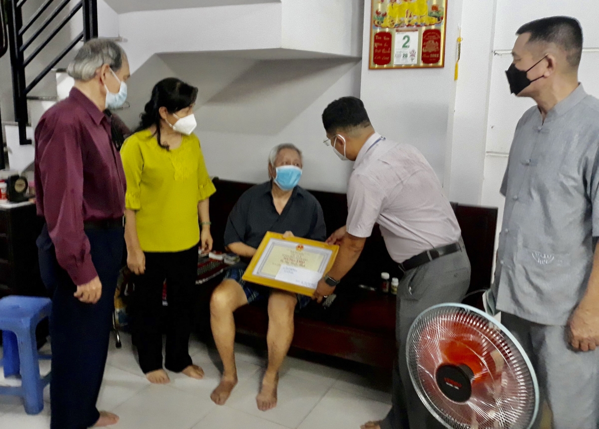 Quận 7, TP Hồ Chí Minh: Thăm mừng thọ các cụ nhân ngày Quốc tế Người cao tuổi