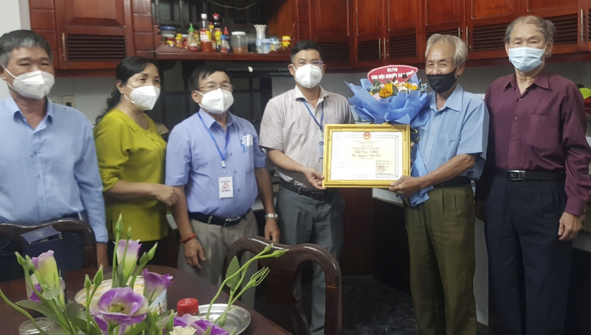 Quận 7, TP Hồ Chí Minh: Thăm mừng thọ các cụ nhân ngày Quốc tế Người cao tuổi