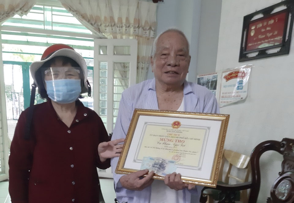 Quận 7, TP Hồ Chí Minh: Thăm mừng thọ các cụ nhân ngày Quốc tế Người cao tuổi