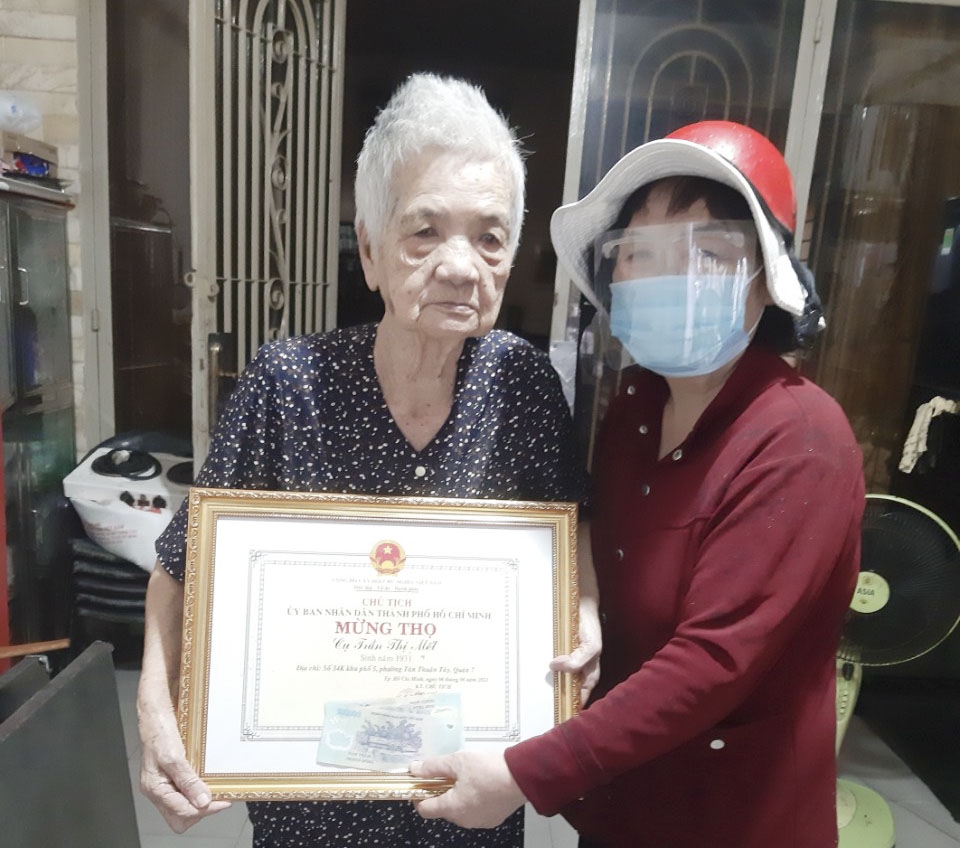 Quận 7, TP Hồ Chí Minh: Thăm mừng thọ các cụ nhân ngày Quốc tế Người cao tuổi