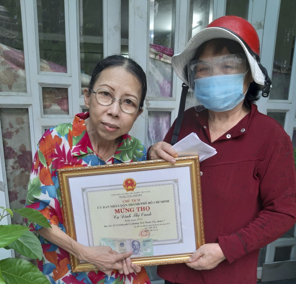 Quận 7, TP Hồ Chí Minh: Thăm mừng thọ các cụ nhân ngày Quốc tế Người cao tuổi