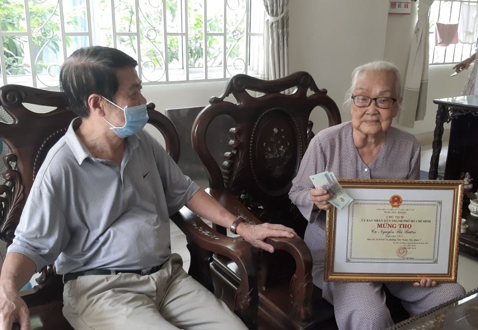 Quận 7, TP Hồ Chí Minh: Thăm mừng thọ các cụ nhân ngày Quốc tế Người cao tuổi