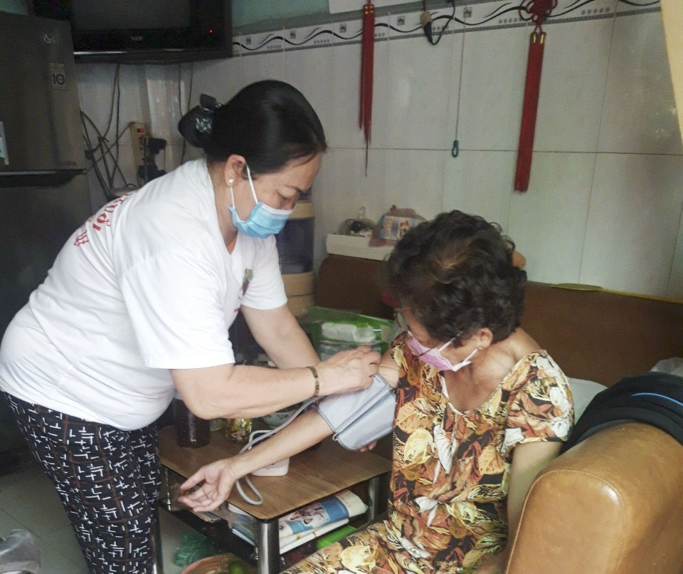 Quận 7, TP Hồ Chí Minh: Thăm mừng thọ các cụ nhân ngày Quốc tế Người cao tuổi