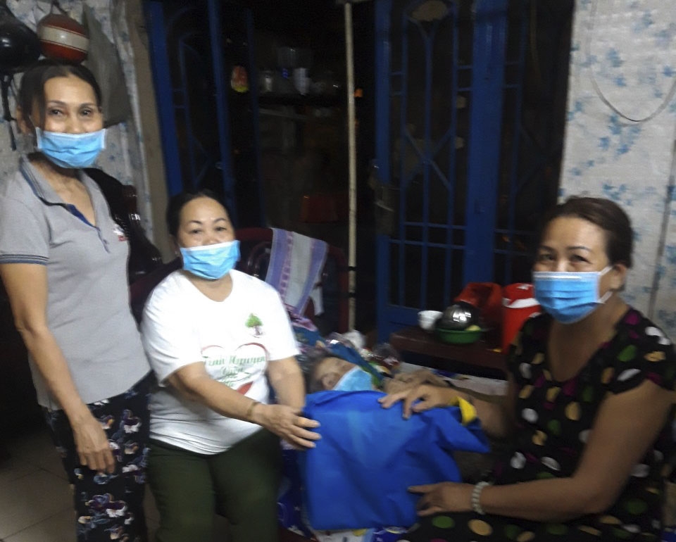 Quận 7, TP Hồ Chí Minh: Thăm mừng thọ các cụ nhân ngày Quốc tế Người cao tuổi