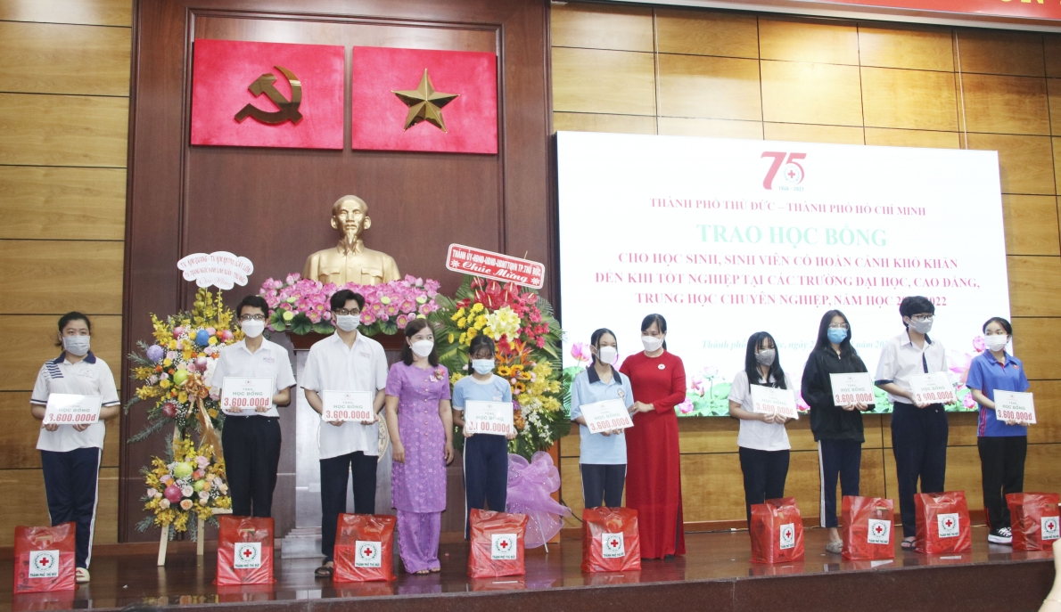 Tuyên dương 75 gương điển hình “Hoa việc thiện” tiêu biểu năm 2021