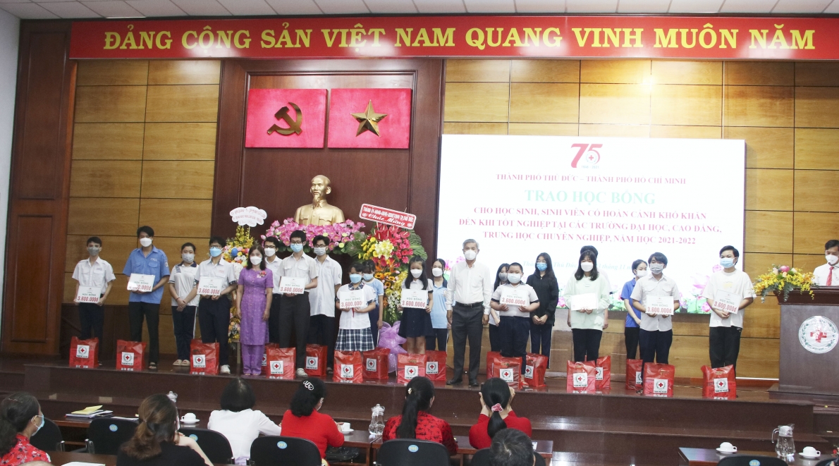 Tuyên dương 75 gương điển hình “Hoa việc thiện” tiêu biểu năm 2021