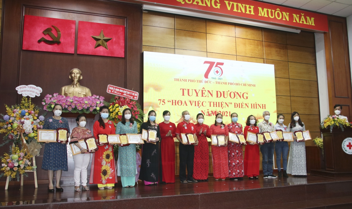 Tuyên dương 75 gương điển hình “Hoa việc thiện” tiêu biểu năm 2021