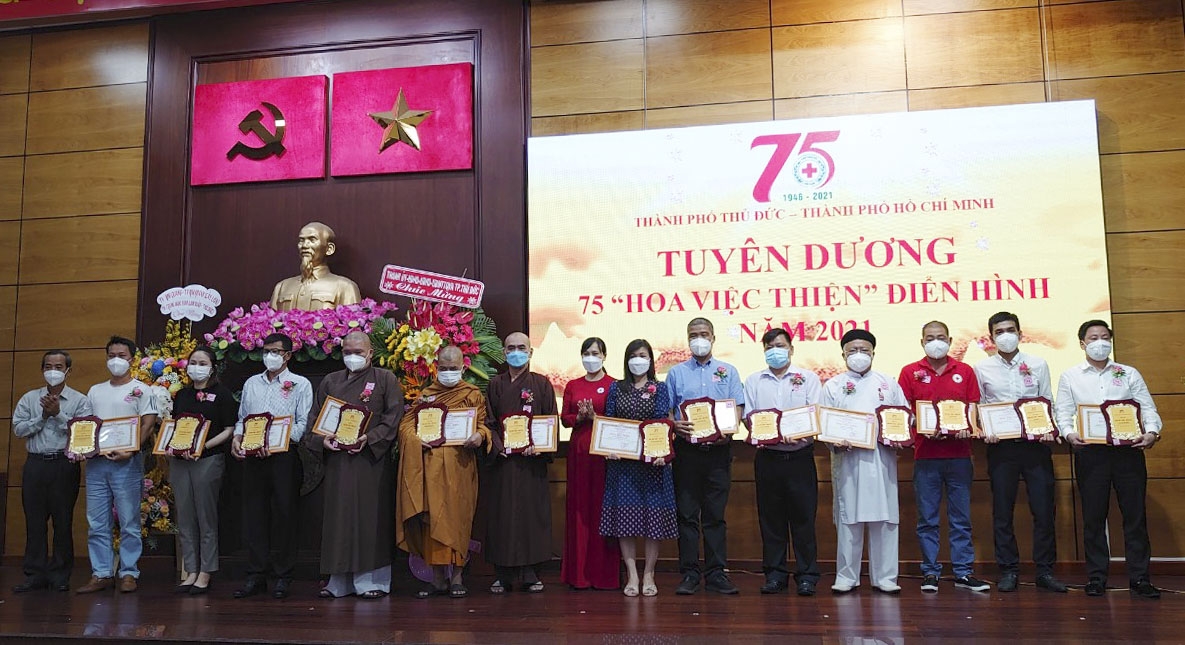 Tuyên dương 75 gương điển hình “Hoa việc thiện” tiêu biểu năm 2021