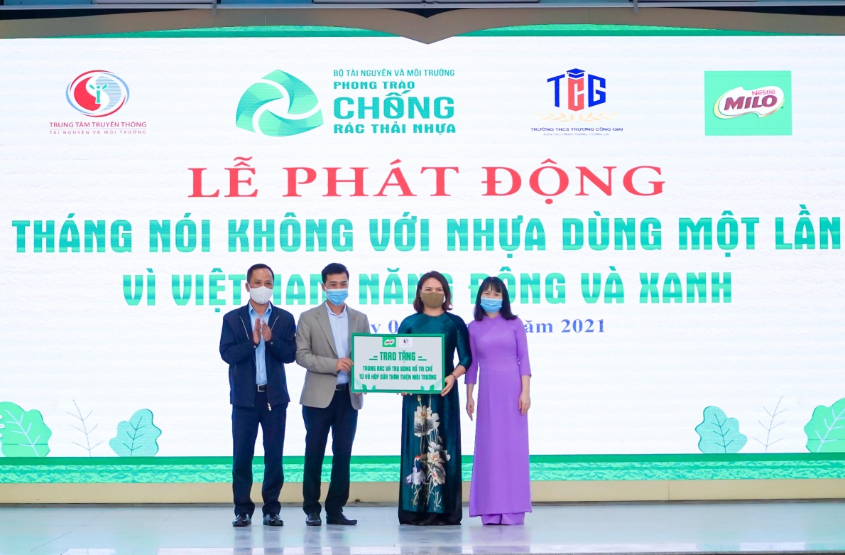 Trung tâm truyền thông Tài nguyên và Môi trường phối hợp cùng Nestlé MILO trao thùng rác, trụ bóng rổ tái chế từ vỏ hộp sữa thân thiện môi trường cho trường tiểu học tại Hà Nội.