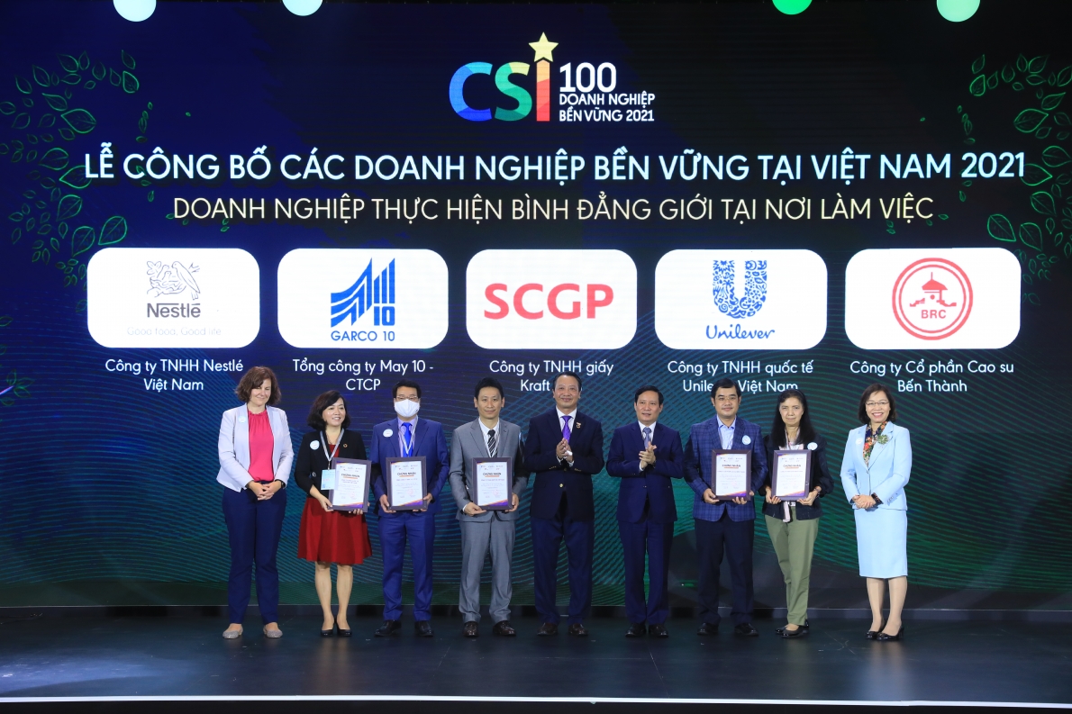 Đại diện Nestlé Việt Nam (thứ 4 từ trái) tại buổi lễ bình chọn doanh nghiệp bền vững nhất Việt Nam năm 2021.