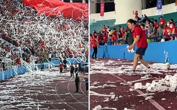 Mất gần 4 tiếng dọn giấy vệ sinh do CĐV ném cổ vũ U23 Việt Nam tại sân Việt Trì