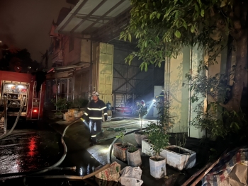 Hà Nội: 10 xe cứu hỏa chữa cháy tại hộ sản xuất đồ gỗ lúc nửa đêm