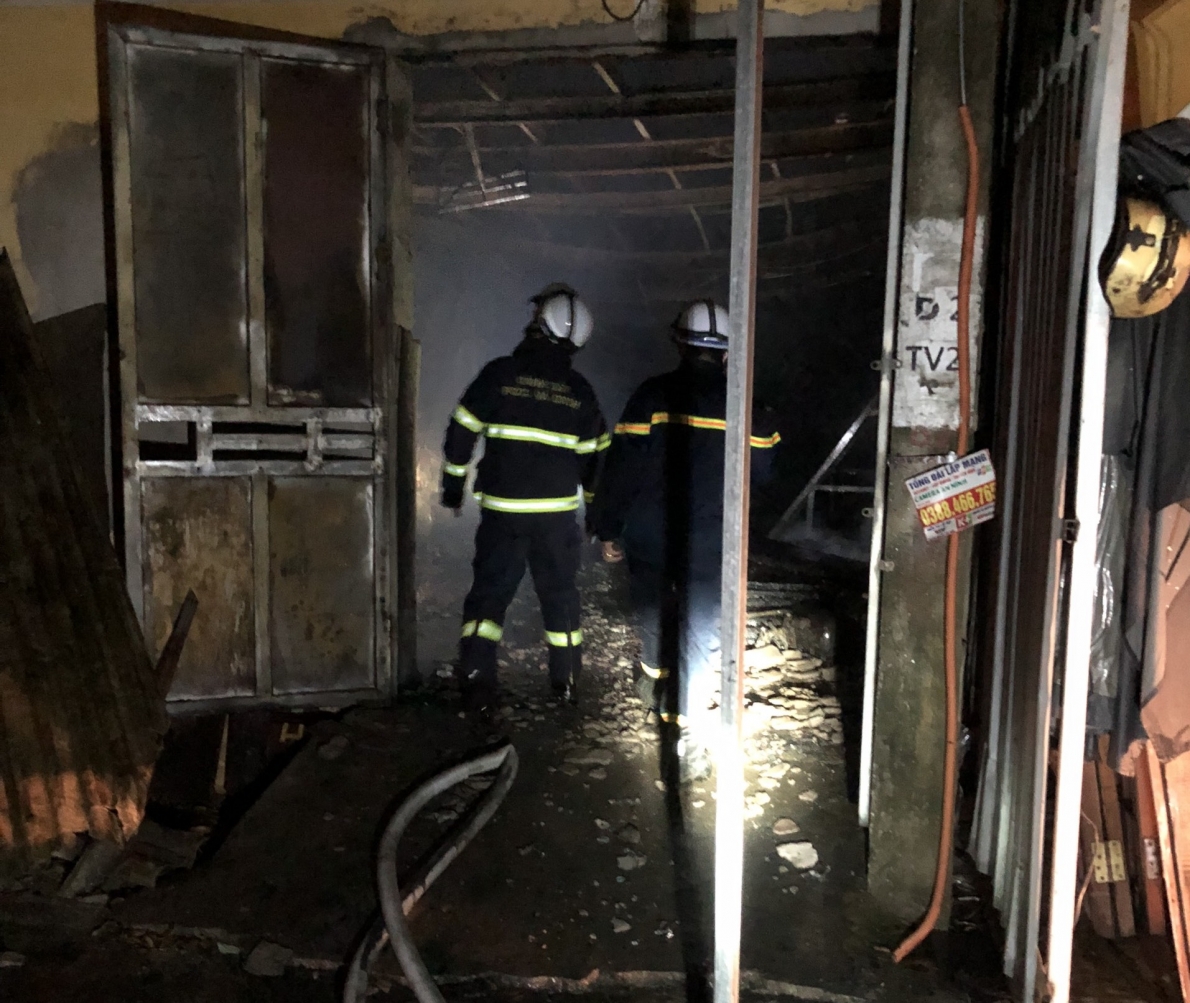 Hà Nội: 10 xe cứu hỏa chữa cháy tại hộ sản xuất đồ gỗ lúc nửa đêm