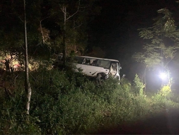 Phú Thọ: Xe khách chở 28 người lao xuống vách núi, 3 người tử vong
