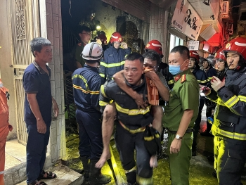 Hà Nội: Giải cứu 4 người khỏi đám cháy trong đêm