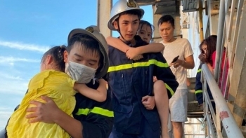 Hà Nội: cháy chung cư lúc sáng sớm, Cảnh sát đưa 4 người ra ngoài an toàn