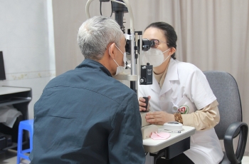 Bệnh viện đa khoa Việt Đức phẫu thuật miễn phí thay thể thủy tinh cho người cao tuổi