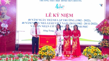 Trường TH Đinh Tiên Hoàng đón nhận Cờ thi đua của Chính phủ dịp kỷ niệm 40 năm ngày thành lập