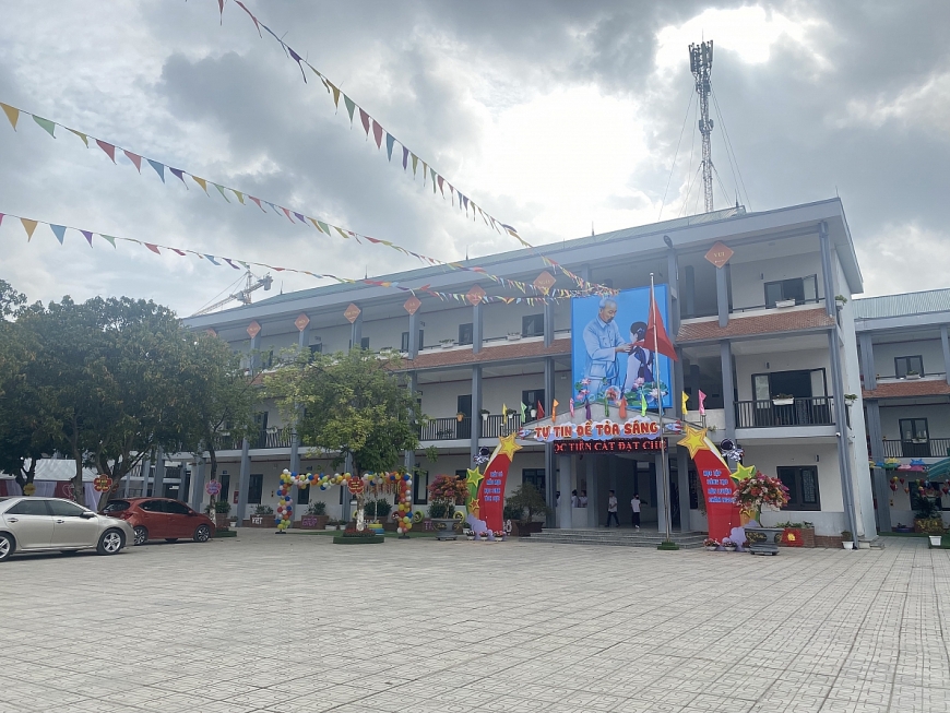 Trường Tiểu học Tiên Cát đón bằng công nhận chuẩn Quốc gia mức độ 2