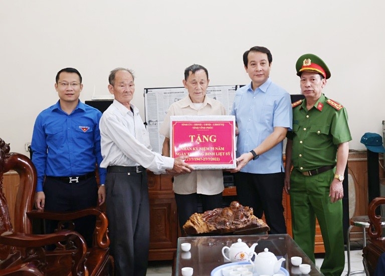 Phó Bí thư Thường trực Tỉnh ủy Phạm Hoàng Anh thăm, tặng quà gia đình chính sách tại huyện Yên Lạc