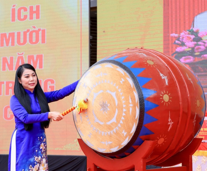 Bí thư Tỉnh ủy Hoàng Thị Thúy Lan dự Lễ khai giảng năm học mới Trường THCS Vĩnh Tường