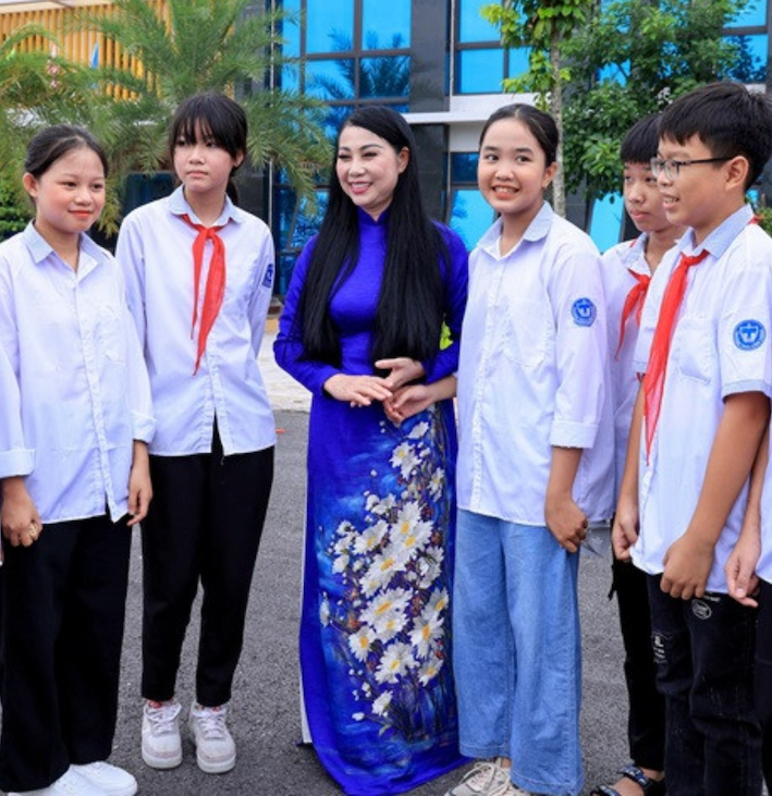 Bí thư Tỉnh ủy Hoàng Thị Thúy Lan dự Lễ khai giảng năm học mới Trường THCS Vĩnh Tường