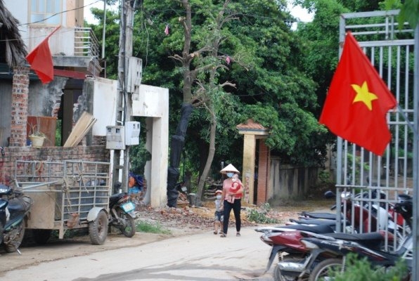 Người cao tuổi tích cực hiến đất làm đường, xây dựng nông thôn mới