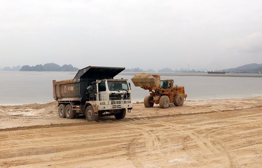 Quảng Ninh: Điều tra tiếp vụ Công ty Phương Đông lấy đất từ mỏ đã hết hạn đổ trái phép xuống vịnh Bái Tử Long