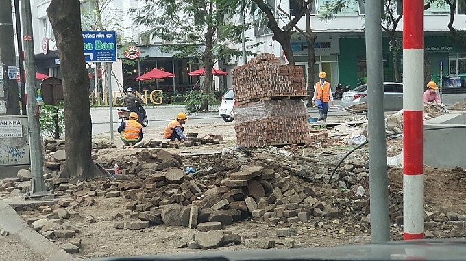 Quận Hoàng Mai: Công ty CP Quốc tế Việt Hồng tự ý bóc gần 1000 m2 vỉa hè khi chưa được cấp phép