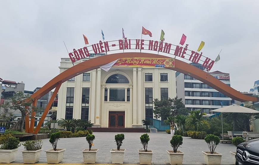 Bãi xe ngầm Mễ Trì Hạ hiện đang bị "hô biến" thành nơi cho thuê để xây dựng các cơ sở kinh doanh dịch vụ trái phép, gây mất an toàn phòng cháy chữa cháy. Bãi xe ngầm Mễ Trì Hạ hiện đang bị "hô biến" thành nơi cho thuê để xây dựng các cơ sở kinh doanh dịch vụ trái phép, gây mất an toàn phòng cháy chữa cháy.