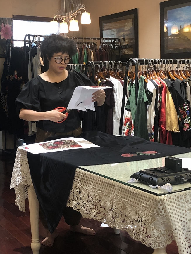 Chị Đỗ Quyên Hoa có đam mê đặc biệt với thiết kế thời trang. Ảnh: NVCC