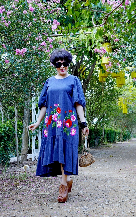 Chị Hoa rạng rỡ trong chiếc váy thêu cho chính mình thiết kế. Ảnh: NVCC