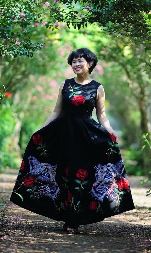 Đam mê thời trang khiến chị Hoa hạnh phúc hơn mỗi ngày. Ảnh: NVCC