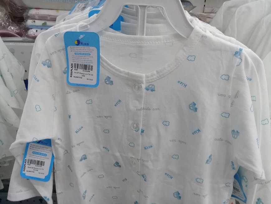 Hàng hóa không có tem hợp quy tại cửa hàng Kid Plaza. Ảnh: Nguyễn Loan
