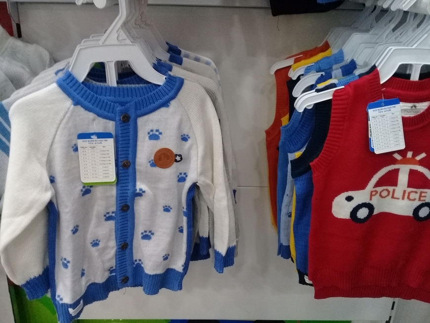 Nhiều mặt hàng bày bán tại Kid Plaza không tuân thủ quy định về hợp quy. Ảnh: Nguyễn Loan