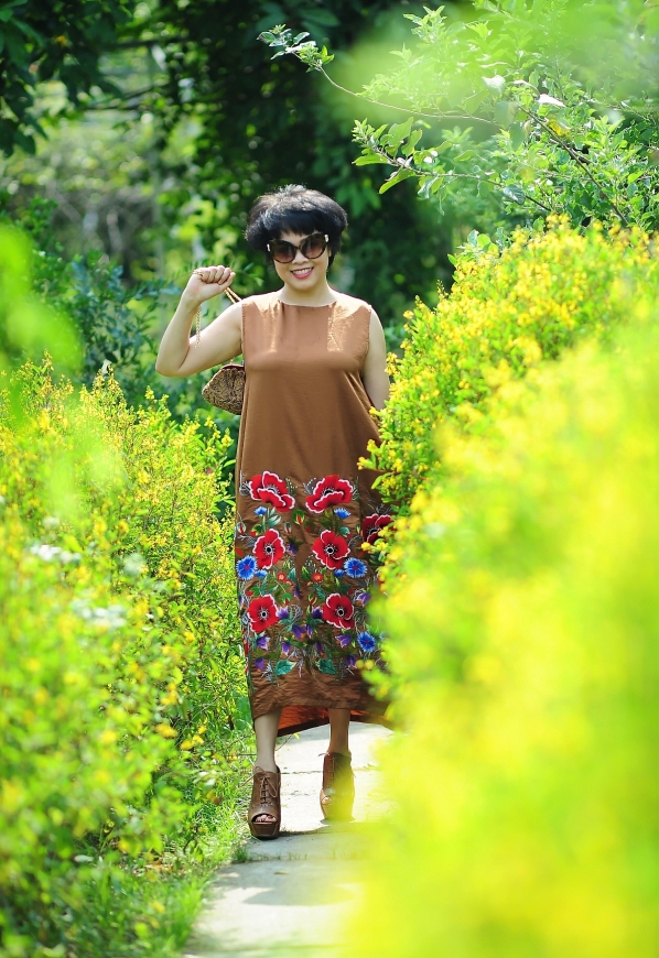 Chị Hoa rạng rỡ trong mẫu váy thêu do chính tay mình thiết kế. Ảnh: NVCC